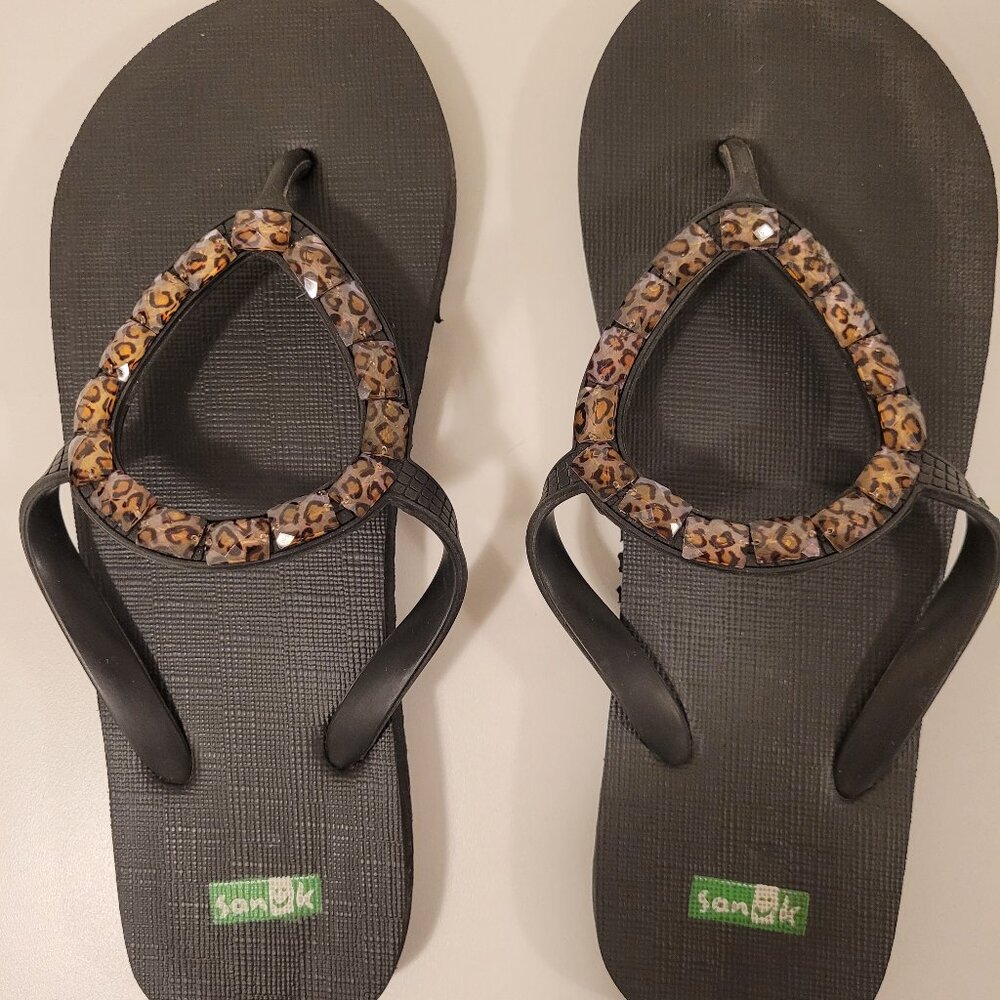 SANUK Sandal Women's Thong Flip Flop. In Black. Size 9.